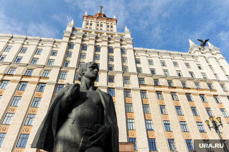 Пожарные учения на ЮУрГУ. Челябинск, скульптура, юургу, памятник, студент