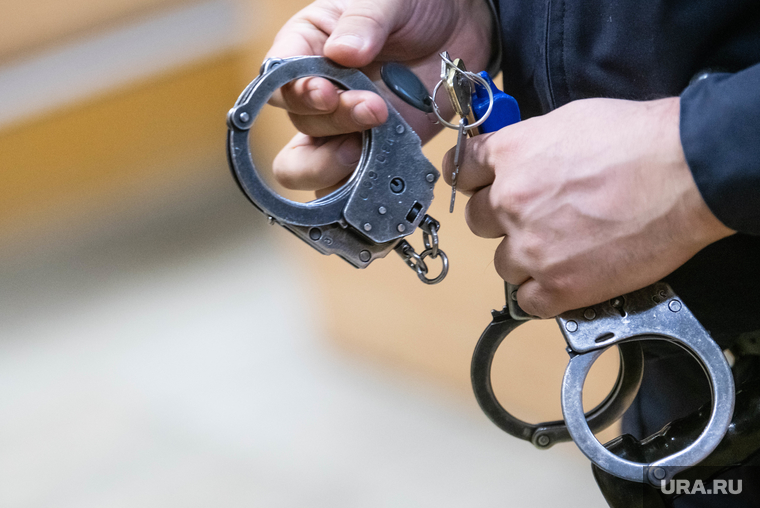 Мера пресечения обвиняемым в похищении, понуждении к действиям сексуального характера и хулиганстве. Свердловская область, Каменск-Уральский , арест, суд, мера пресечения, наручники, судебное заседание, ограничение свободы, конвой в зале суда, конвой в суде