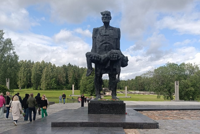 Главным элементом комплекса в Хатыни является скульптура «Непокоренный человек»