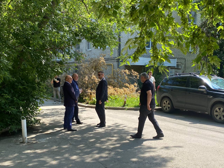 В здания суда наблюдается группа поддержки