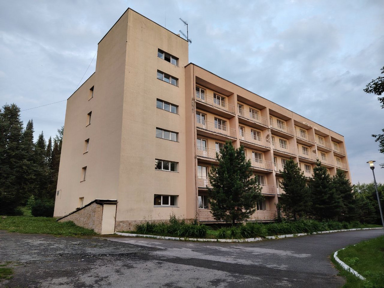 Самый большой корпус занимали ребята из лагеря