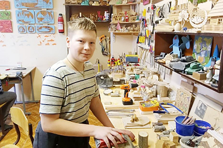 Родители прилагают усилия, чтобы их сын умел самостоятельно заботиться о себе
