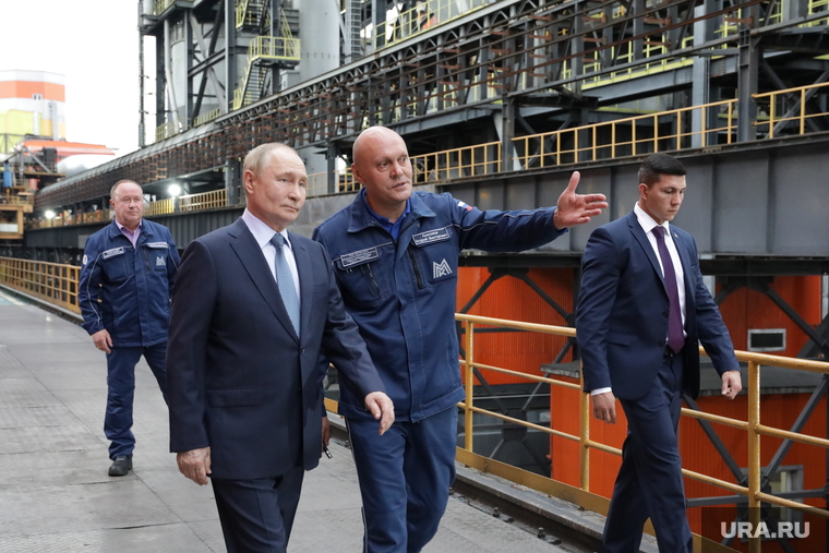 Владимир Путин во время посещения Магнитогорского металлургического комбината. Магнитогорск