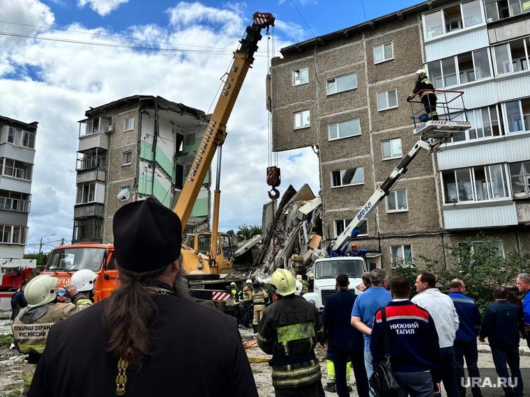 Под завалами оказались заблокированы десятки человек