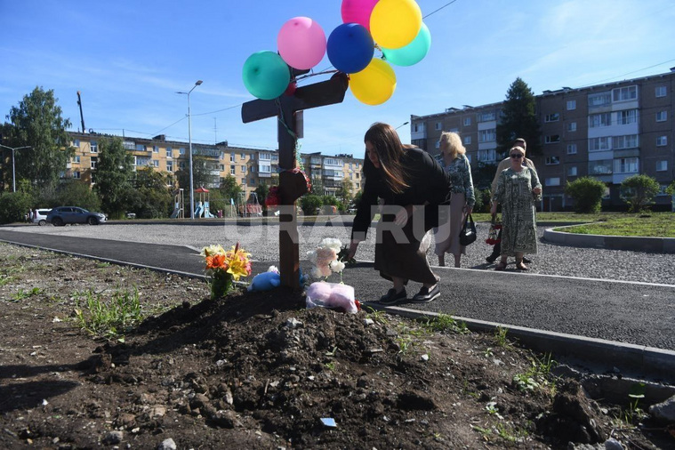 Мемориал установили родители погибших детей
