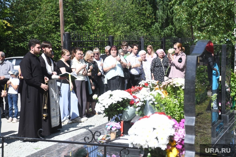 На кладбище священнослужитель совершил молитву за упокой душ умерших