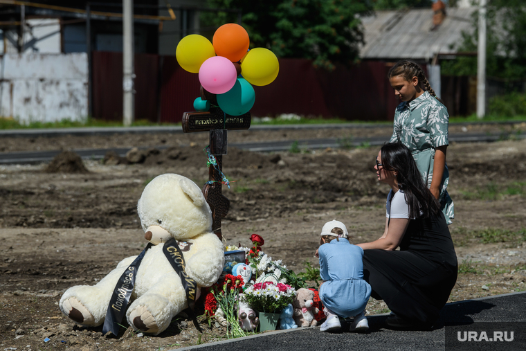 Жертвы трагедии, а также неравнодушные жители города продолжают приносить цветы