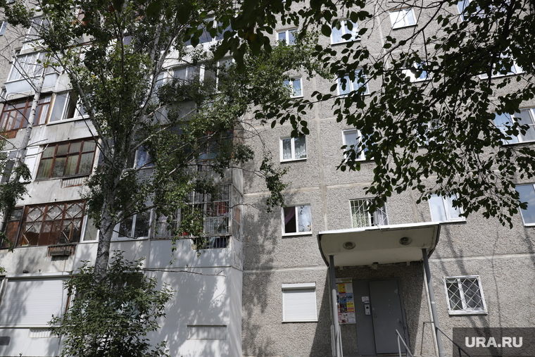 Место происшествия по адресу Бардина 29, где мать убила себя и своих детей. Екатеринбург , бардина 29