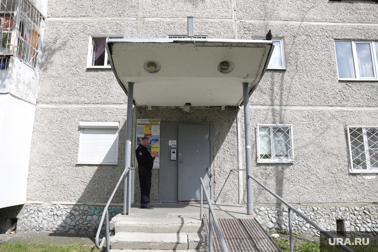 Место происшествия по адресу Бардина 29, где мать убила себя и своих детей. Екатеринбург , бардина 29