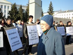               Пожилые избиратели смыкаются с обнищавшими бюджетниками              