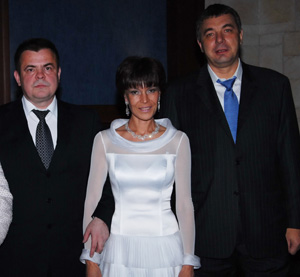               Олег Миронов (справа) за год до продажи своей доли в «Линкоре» на 25-летии свадьбы Николая Кретова (слева) и его супруги Альбины (в центре)              