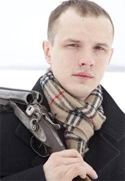               Федорович хорошо разбирается как в огнестрельном, так и в холодном оружии, и гордится этим              