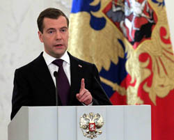               Кто первым пообещал вернуть выборы губернаторов? Дмитрий Медведев во время президентского послания. Но с него после 4 марта спрашивать будет уже бессмысленно              