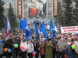               Центральную площадь Кургана власти собираются отдавать только для «национальных», неполитических мероприятий - например, празднования 1 Мая. Правда, по опыту прошлых лет, на таких праздниках чаще видны флаги лишь одной партии              