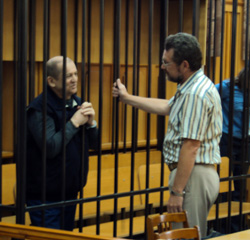               Перед началом процесса Александр Смирнов (на фото) был бодр и весел, общался с адвокатом, и казалось, что от обвинений удастся отвертеться               