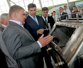               В этот вторник Владимир Косажевский показывал Михаилу Юревичу, как делается оборудование для атомной промышленности на Каслинском машзаводе…              