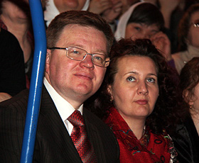               Супруге новоиспеченного чиновника Наталье Лякишевой (на фото) назначение мужа далось непросто: в Ханты-Мансийск она пока переезжать не собирается               