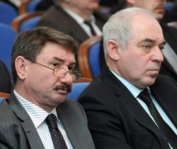               Любимов (слева) и Войнов дружно сидят рядом только на областных совещаниях               