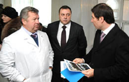               Все началось с того, что губернатор Юревич устроил главврачу Важенину (слева) и министру Тесленко (в центре) взбучку за очереди в онкодиспансере              