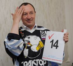               Кандидат Белехов решил сыграть на любви челябинцев к хоккею. Не помогло              