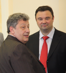               Назначить своего министра строительства хотели многие, но в итоге главой ведомства стал Михаил Жеребцов (справа), равноудаленный от всех местных игроков               