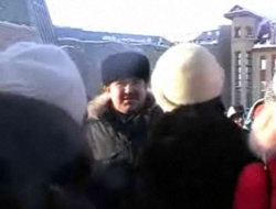               Андрей Букаринов (в центре) настоятельно просил митингующих идти «гулять» в другом месте               
