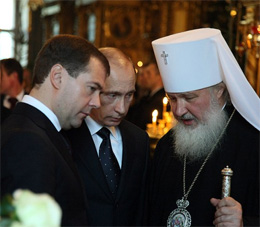               Президент Медведев и премьер Путин всегда держат равновесие между элитами               