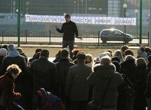               Никто не ожидал, что на митинг в эти выходные соберется столько людей. Но призывы жителей: «Прекратите трясти наши дома!» до сих пор не слышат в Минобороны               