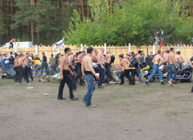               Первая тренировка организованных групп коротко стриженных граждан произошла на беззащитных рокерах               