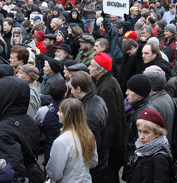               Ни митинг, ни угроза отставки не способны заставить краевые власти собраться с силами и решить проблему с водоснабжением 50-тысячного города. Сидеть без воды в центре России в 21 веке - абсурд              