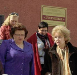               Недавний визит госпожи Белоцкой (слева) в детсад «Золушка» выглядел знаковым. Действительно, новому мэру придется много трудиться, чтобы навести порядок в Ноябрьске. И некоторым это будет сильно не нравиться              