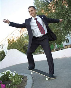               Став известным политиком, депутат Виктор Буртный (на фото) стал предпочитать скейтборды  автомобилям. Вероятно, сказывались неприятные ассоциации с историей из детства              