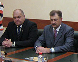               Местные наблюдатели уверены, что Владимир Бульба (справа) стал заложником политических интриг, начатых своим давним приятелем Сергеем Буровым (слева)              