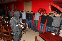               Полиция давала понять, что на Таганском ряду «накрыли» нелегалов-торгашей. А оказалось – долларовых миллионеров, которые пошли в суды и выигрывают их              