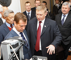               Еще три года назад Александр Шестаков уверял президента Медведева, что его университет готовит лучших инженеров страны, а сегодня называет свой вуз классическим              