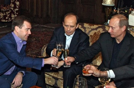               Пока в России пить за победу над коррупцией рано (на фото - правящий тандем с главой ФСБ): таких говорящих историй, как приведенная в этом тексте, – в стране тысячи              