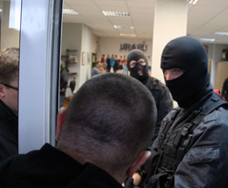               Атака силовиков на «URA.Ru» началась неделю назад с обысков в редакции (фото – Екатерина Титова, «Коммерсантъ - Урал»)              