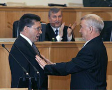Спикер Корепанов (справа) губернатору Якушеву: не извольте сумлеваться, чай оно не в первый раз