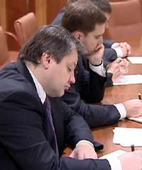 Антон Баков (на переднем плане) и Игорь Баринов (на заднем) предложили Росселю выделять деньги на лобби интересов региона