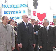               Остается гадать: сохранит ли Воробьев (в центре) дружбу с Ильиным (справа). Цена вопроса - 1 миллион голосов              