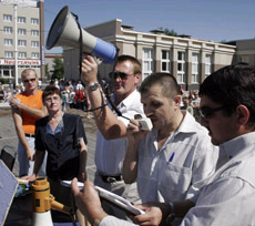              Лицо бунта в "Сургутнефтегазе" Александр Захаркин ( в центре) прямо говорит, что его консультируют коллеги из "Роснефти"              