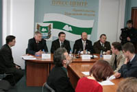               Журналист Волков (на переднем плане крайний справа) хотел устроить дебаты со спикером Исламовым (в центре). Но такого подарка не получил              