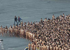Снимки сотен голых людей на британском пляже Druridge Bay потрясли мир. Фото. Metro