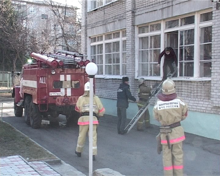 Курганские пожарные эвакуировали детей и детдома, который посещал Медведев 