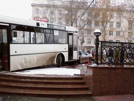 Автобус с пассажирами на огромной скорости протаранил 17 (!) машин. «Люди выпрыгивали на ходу из окон».  «Он несся, сбивая попутки как в фильме «Скорость» 