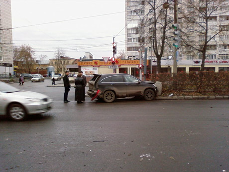 Автобус с пассажирами на огромной скорости протаранил 17 (!) машин. «Люди выпрыгивали на ходу из окон».  «Он несся, сбивая попутки как в фильме «Скорость» 