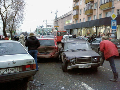 Автобус с пассажирами на огромной скорости протаранил 17 (!) машин. «Люди выпрыгивали на ходу из окон».  «Он несся, сбивая попутки как в фильме «Скорость» 