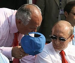               У Путина и Чемезова (слева) к свердловскому губернатору есть несколько предложений, но обсуждать с Росселем их будут в закрытом режиме              