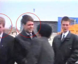               Человек, похожий на Костромина (крайний слева), горячо негодует по поводу обысков в офисе легенды криминального мира Челябинской области – Морозова (второй слева). Полная версия видеоролика - в конце текста              