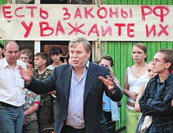               Известный юрист Анатолий Кучерена (в центре) согласен, что законодатели не дали четкого определения «непреодолимой силе», которая характеризует форс-мажор              